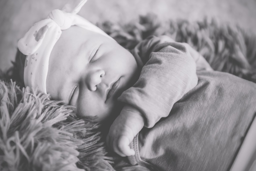 Baby schläft beim Fotoshooting, in schwarz weiß.