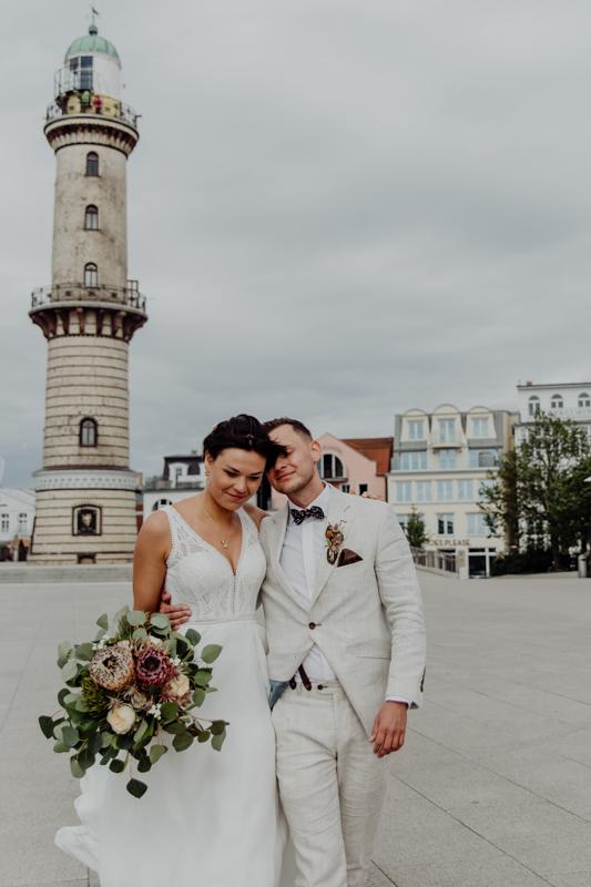 Brautpaar am Teepott und Leuchtturm von Warnemünde.
