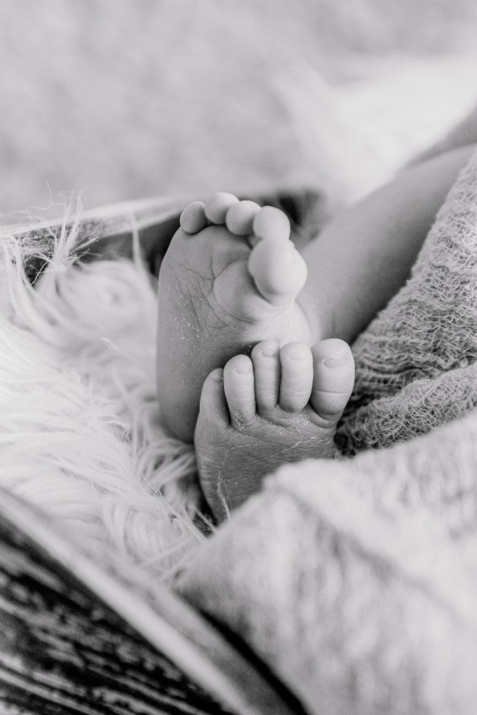 Babyfoto mit Detailaufnahme der Füße.