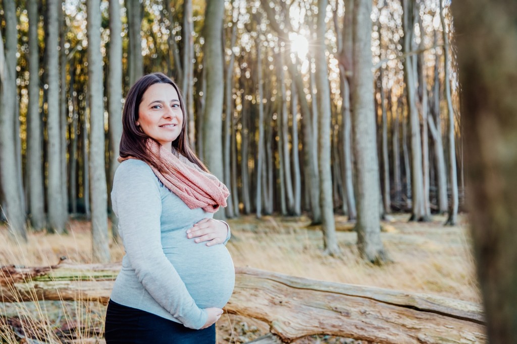 Aufnahme von Schwangerschaftsfotos im Wald.